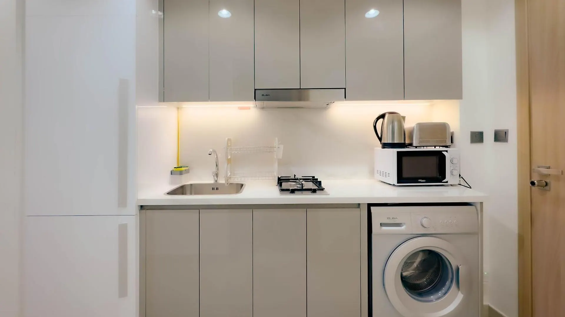 Lavish Studio 10 Min Downtown Dubai Apartment