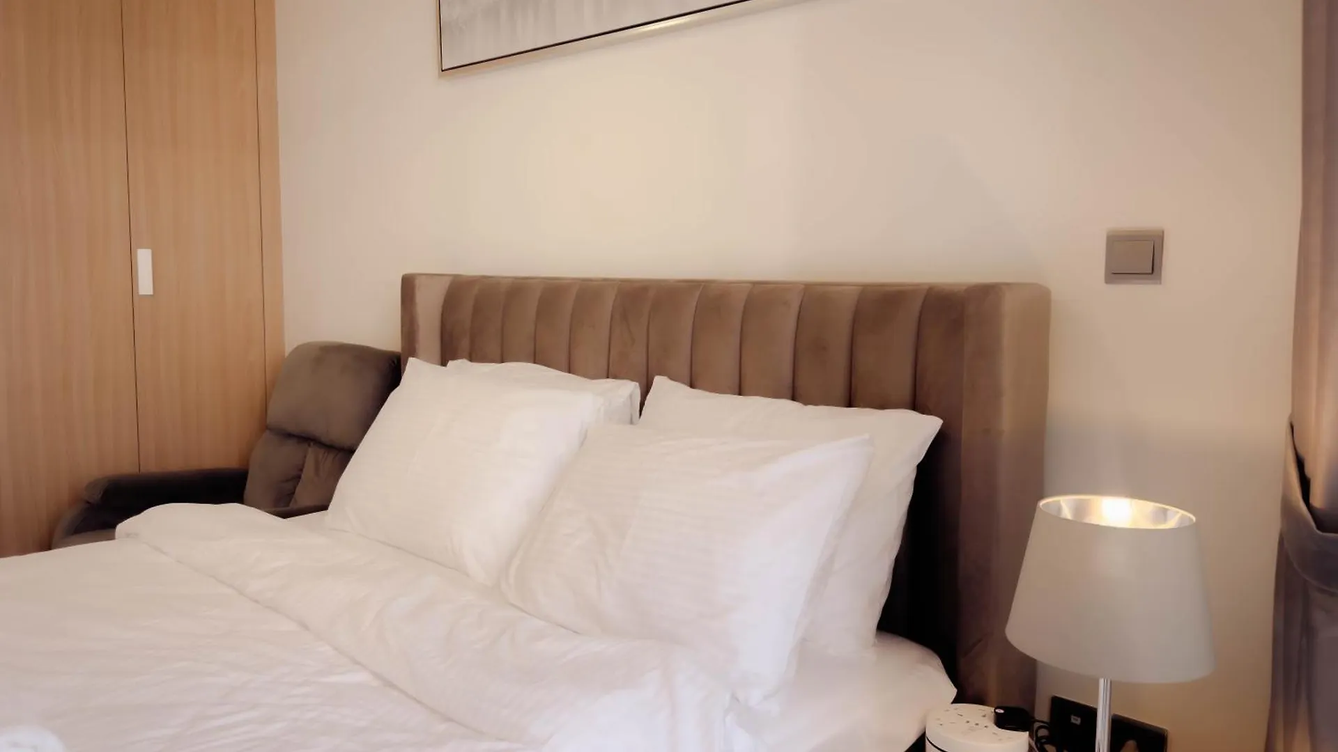 Lavish Studio 10 Min Downtown Dubai 0*,