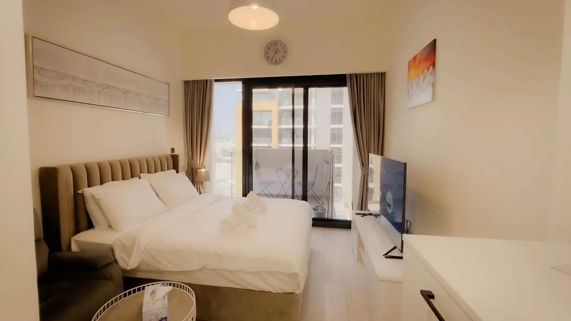 Lavish Studio 10 Min Downtown Dubai Apartment
