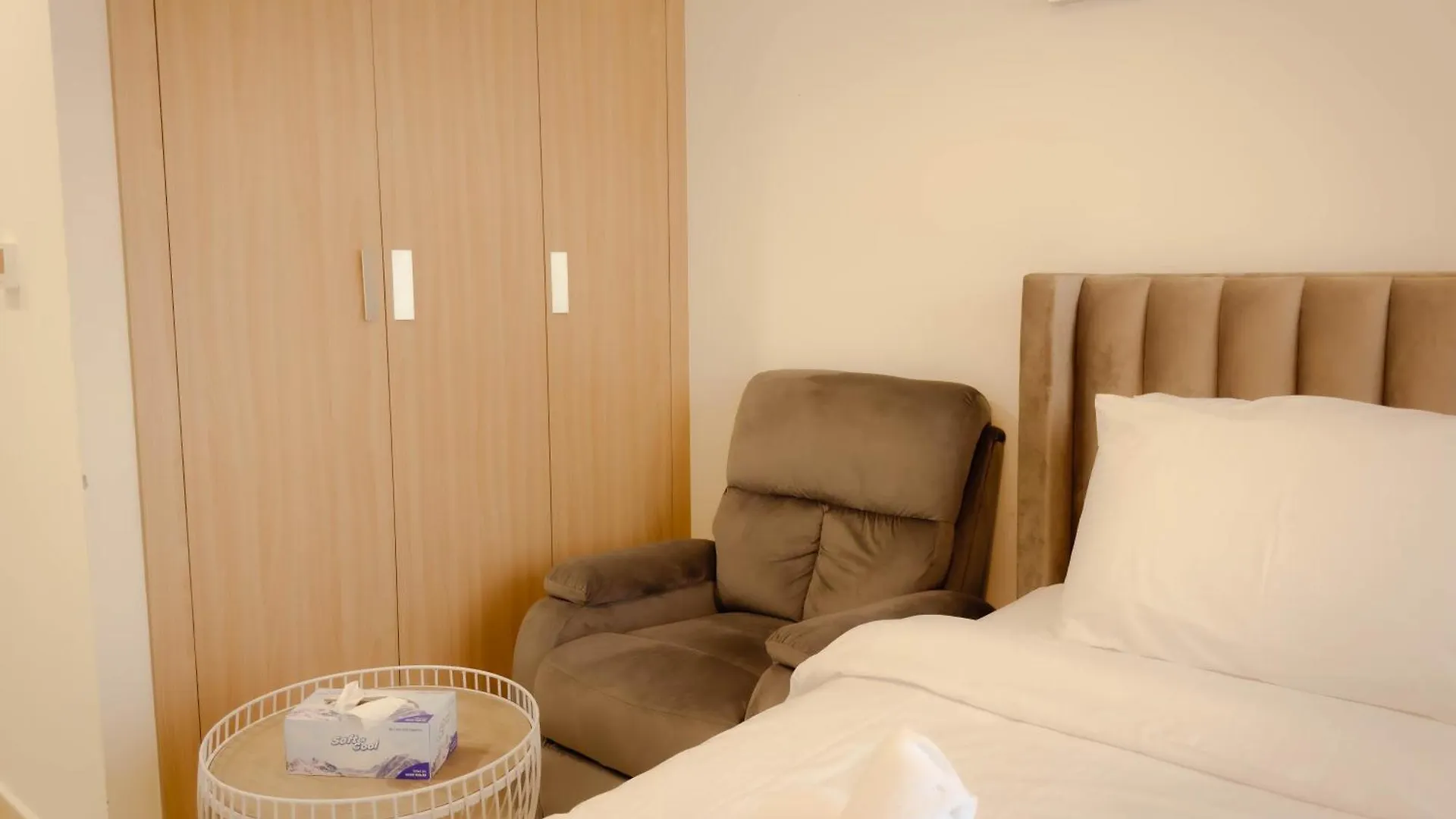 Lavish Studio 10 Min Downtown Dubai 0*,